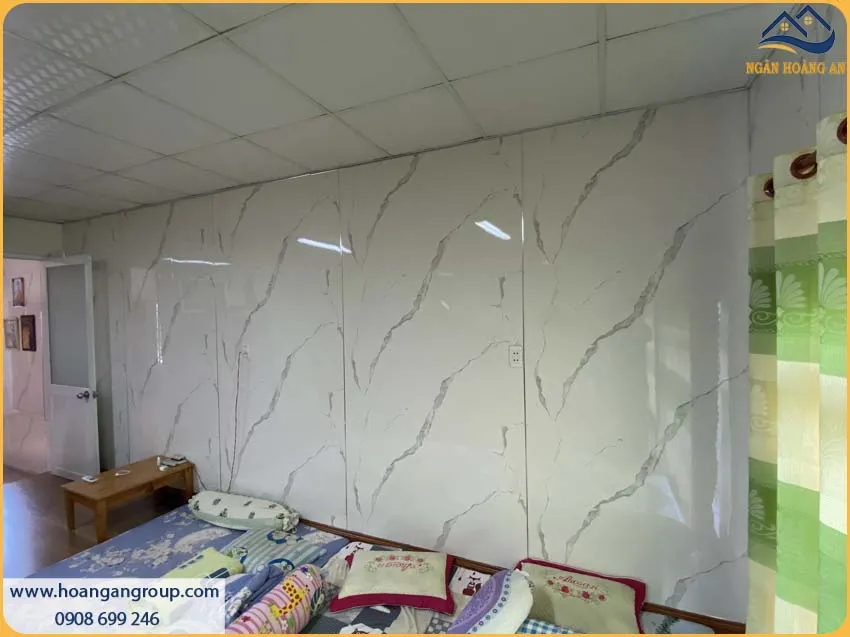 Thi Công Tấm PVC Giả Đá Kosmos Màu Sắc Ấn Tượng Cho Phòng Ngủ